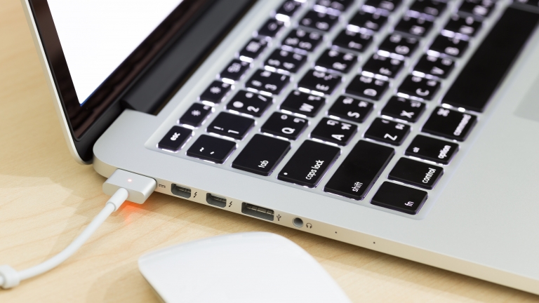 MacBookのバッテリーが長持ち！バッテリーへの充電を行わずにAC電源で使用する裏ワザ