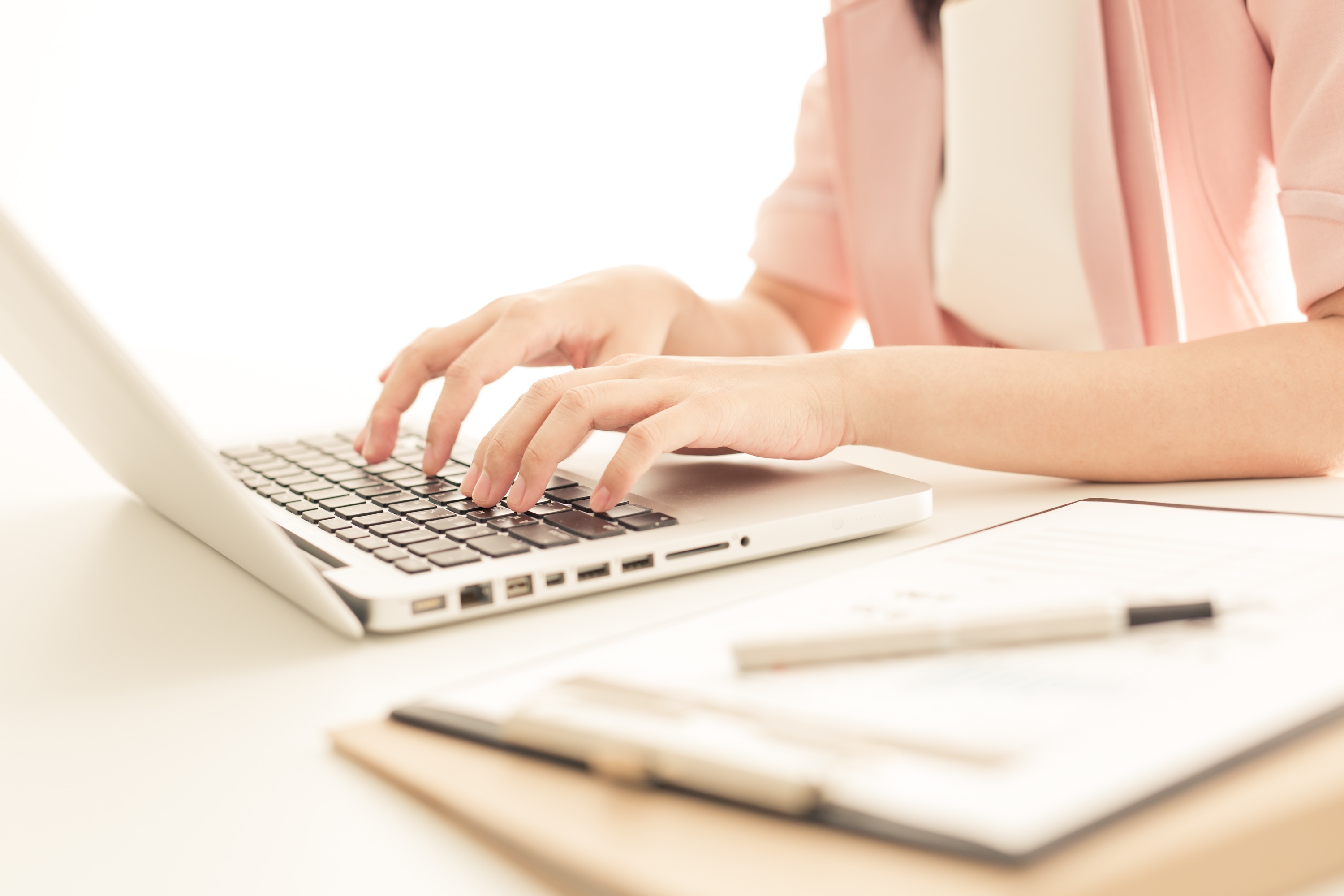 Человек печатает на клавиатуре. Technical writer. Technical writer day. Steps of writing. Effective business writing samples.