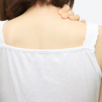 ドレスアップの天敵！背中ニキビの原因・対処法